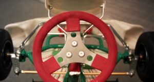 Detalle del volante de un kart; fotografía de archivo de 2013.