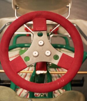 Detalle del volante de un kart; fotografía de archivo de 2013.
