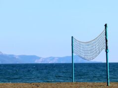 Los Corales recibirá a 14 países en el Clásico de Voleibol de Playa Red de voleibol en una playa; fotografía de archivo de Inimafoto A.