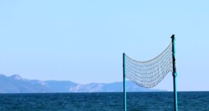 Red de voleibol en una playa; fotografía de archivo de Inimafoto A.