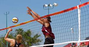 Jugadores masculinos disputan un partido de voleibol de playa, imagen de archivo