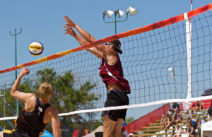 Jugadores masculinos disputan un partido de voleibol de playa, imagen de archivo