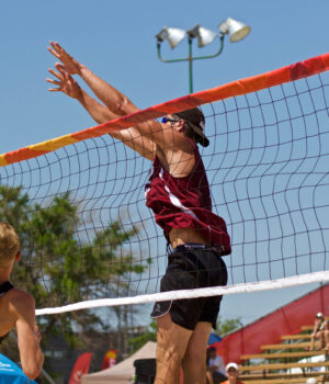 Jugadores masculinos disputan un partido de voleibol de playa, imagen de archivo