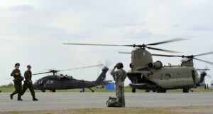 Personal militar y helicópteros en la base de Wainwright durante un ejercicio en mayo de 2013.