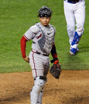 William Contreras en el plato durante un partido de béisbol en 2022