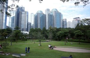 Indonesia sufre desplome bursátil tras advertencia de MSCI Vista de los edificios del distrito financiero de Yakarta desde el parque Hutan Kota GBK, fotografía de archivo de 2024