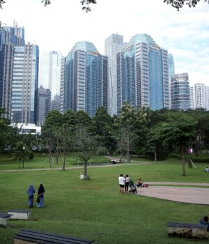 Vista de los edificios del distrito financiero de Yakarta desde el parque Hutan Kota GBK, fotografía de archivo de 2024